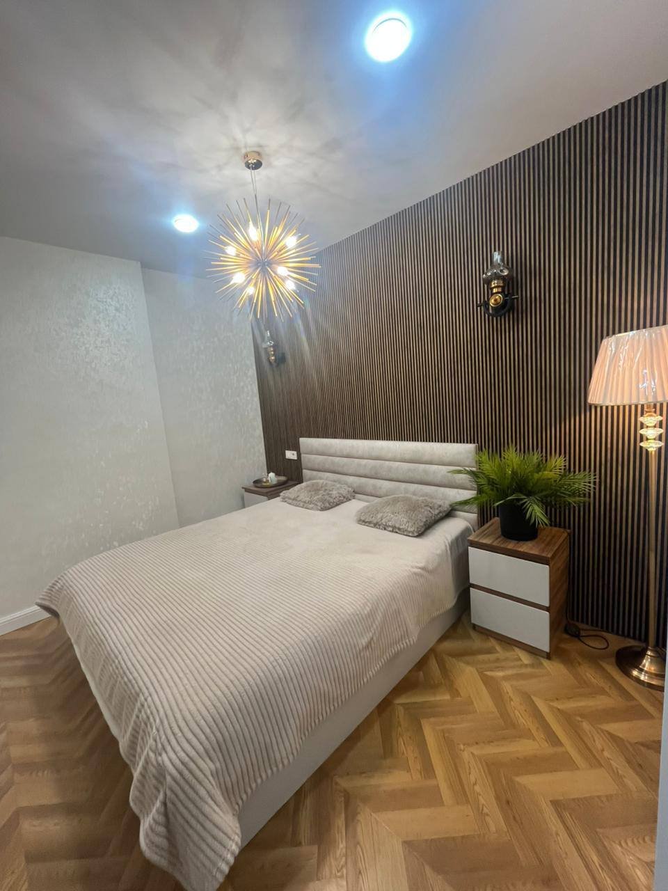 Batumi: Stilvolle 2-Schlafzimmer-Wohnung auf einer hohen Etage in Calligraphy Towers, Batumi, Georgien – Berg- und Stadtblick 