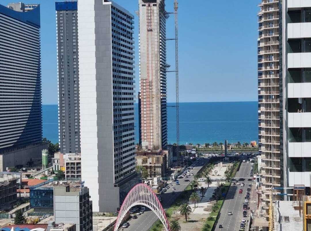Stilvolle 2-Schlafzimmer-Wohnung auf einer hohen Etage in Calligraphy Towers, Batumi, Georgien – Berg- und Stadtblick
