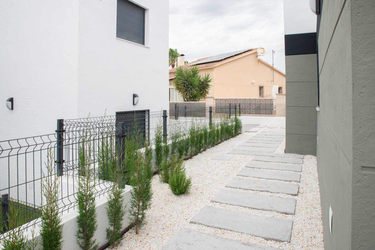 Moderne Villen in den Bergen und am Strand von Alicante