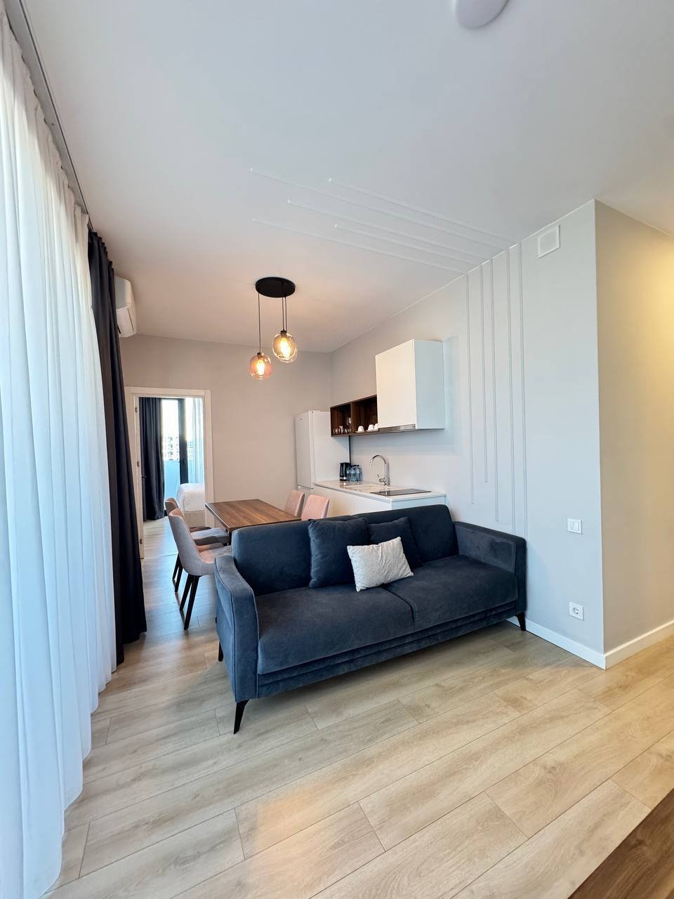Stilvolle 2-Schlafzimmer-Wohnung in einer hohen Etage im Steps Batumi, Georgien, mit drei Balkonen und Bergblick