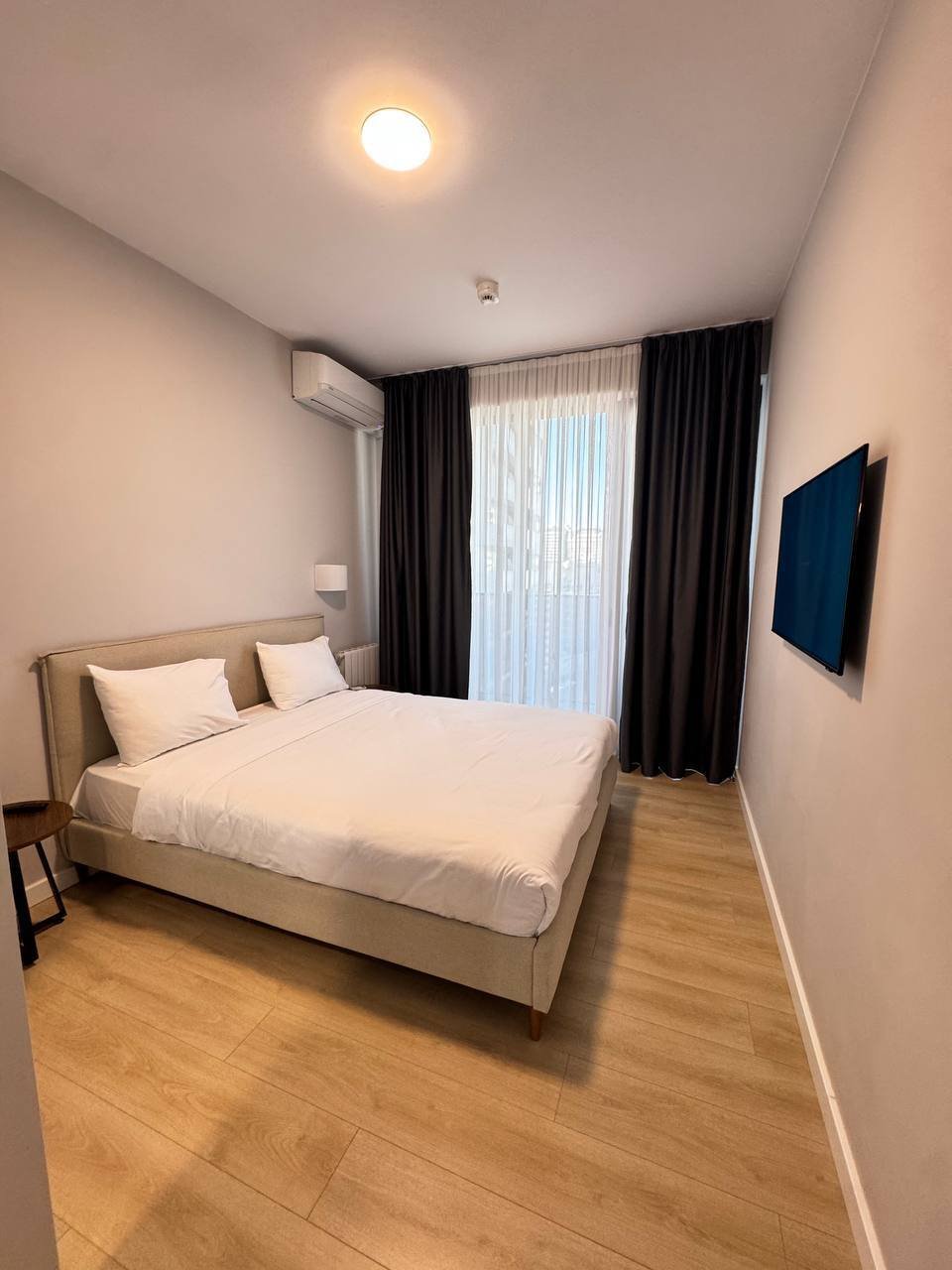 Stilvolle 2-Schlafzimmer-Wohnung in einer hohen Etage im Steps Batumi, Georgien, mit drei Balkonen und Bergblick