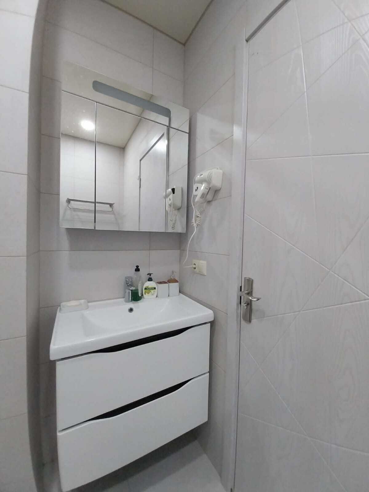 Geräumiges möbliertes Studio im Ramada, Batumi, Georgien – Hohe Etage mit Meerblick und Blick auf die Heldenallee