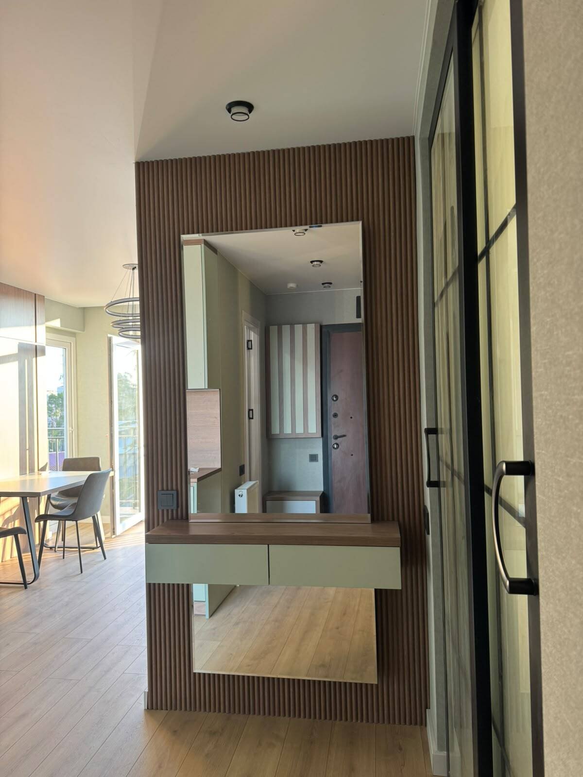 Neu renovierte 2-Schlafzimmer-Wohnung in Batumi, Georgien – hohe Etage, Blick auf das Rugby-Stadion und großzügiger Balkon
