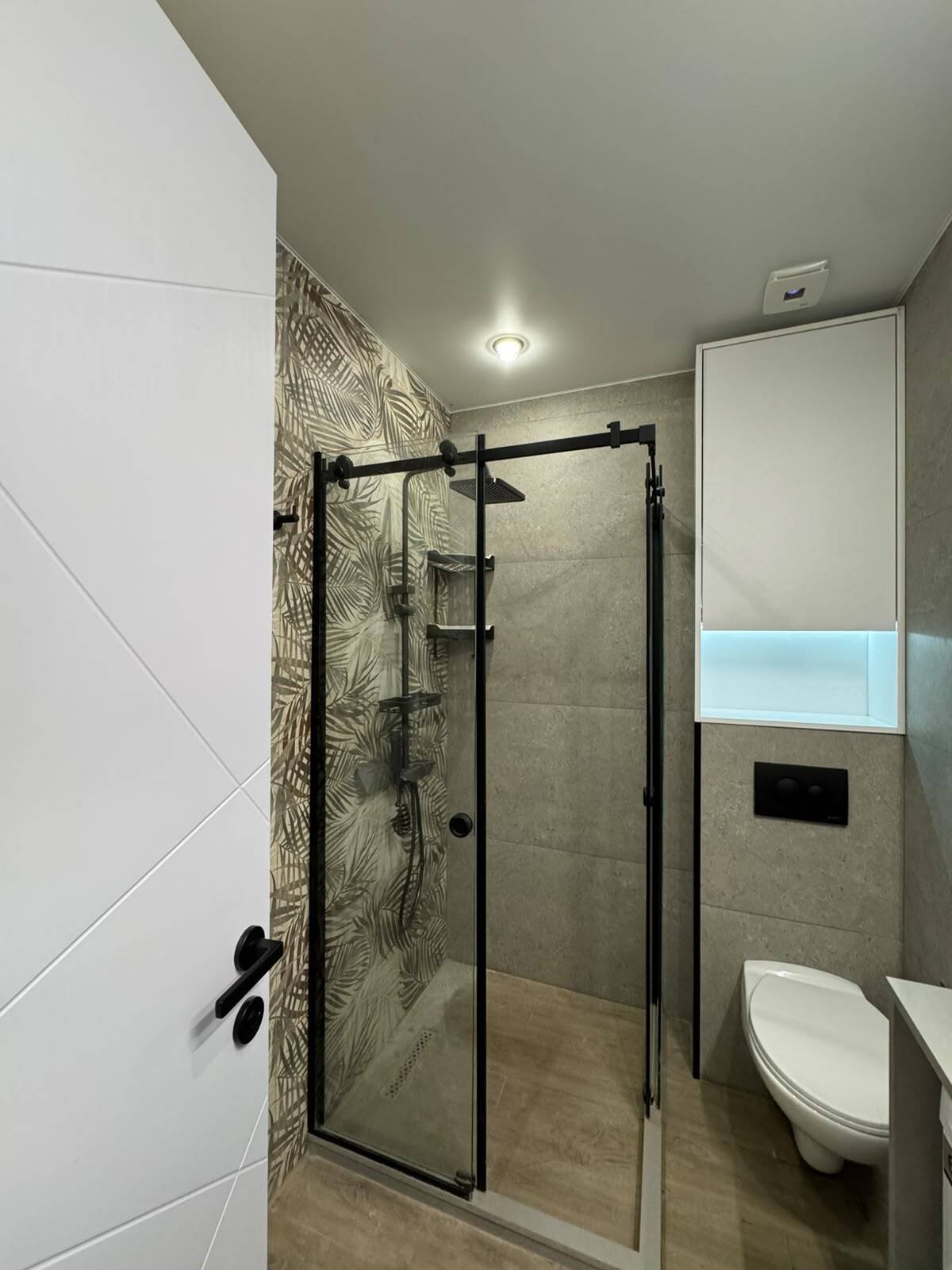 Neu renovierte 2-Schlafzimmer-Wohnung in Batumi, Georgien – hohe Etage, Blick auf das Rugby-Stadion und großzügiger Balkon