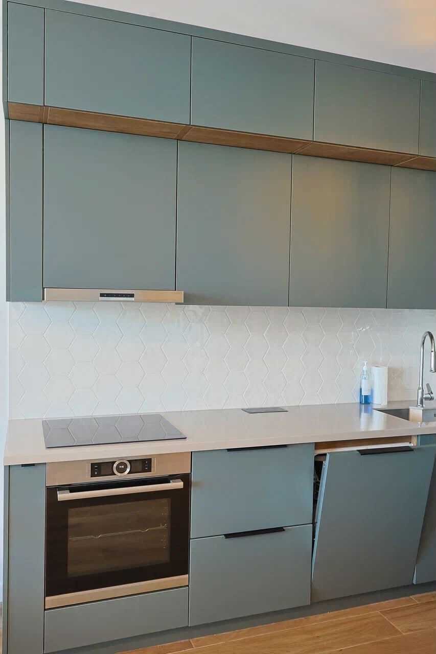 Moderne 1-Schlafzimmer-Wohnung auf einer hohen Etage in Batumi, Georgien – Panoramablick auf Meer und Berge