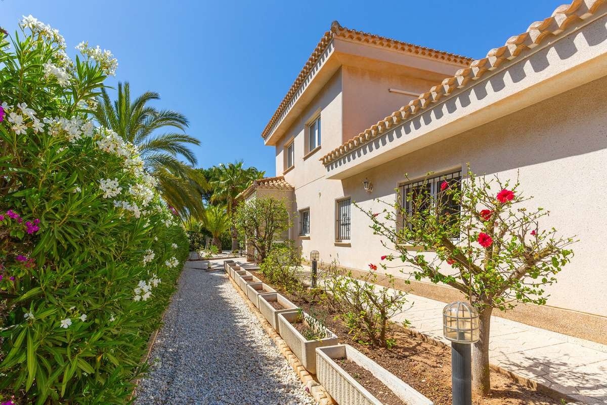 Luxuriöse Eckvilla im Herzen von Cabo Roig – komfortables Wohnen am Meer