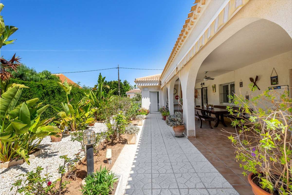 Luxuriöse Eckvilla im Herzen von Cabo Roig – komfortables Wohnen am Meer