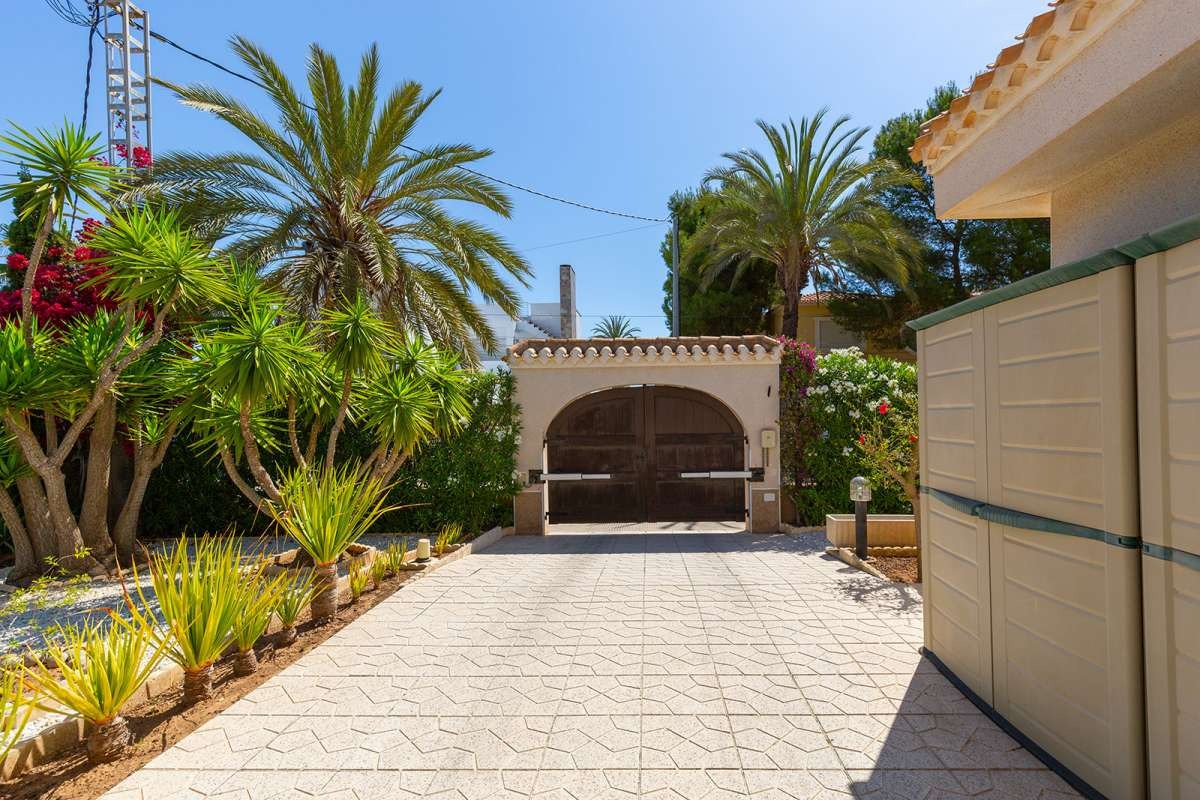Luxuriöse Eckvilla im Herzen von Cabo Roig – komfortables Wohnen am Meer