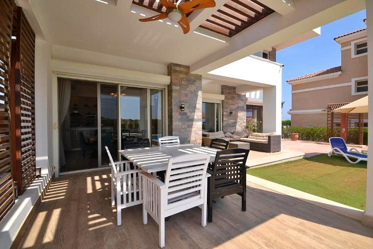 Luxusvilla am Roten Meer mit privatem Pool und Dachterrasse