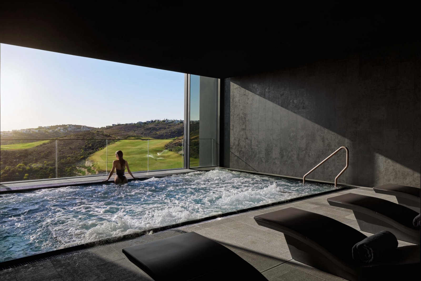Luxuriöse Villa mit großem Grundstück und Pool am Golfplatz mit Meerblick
