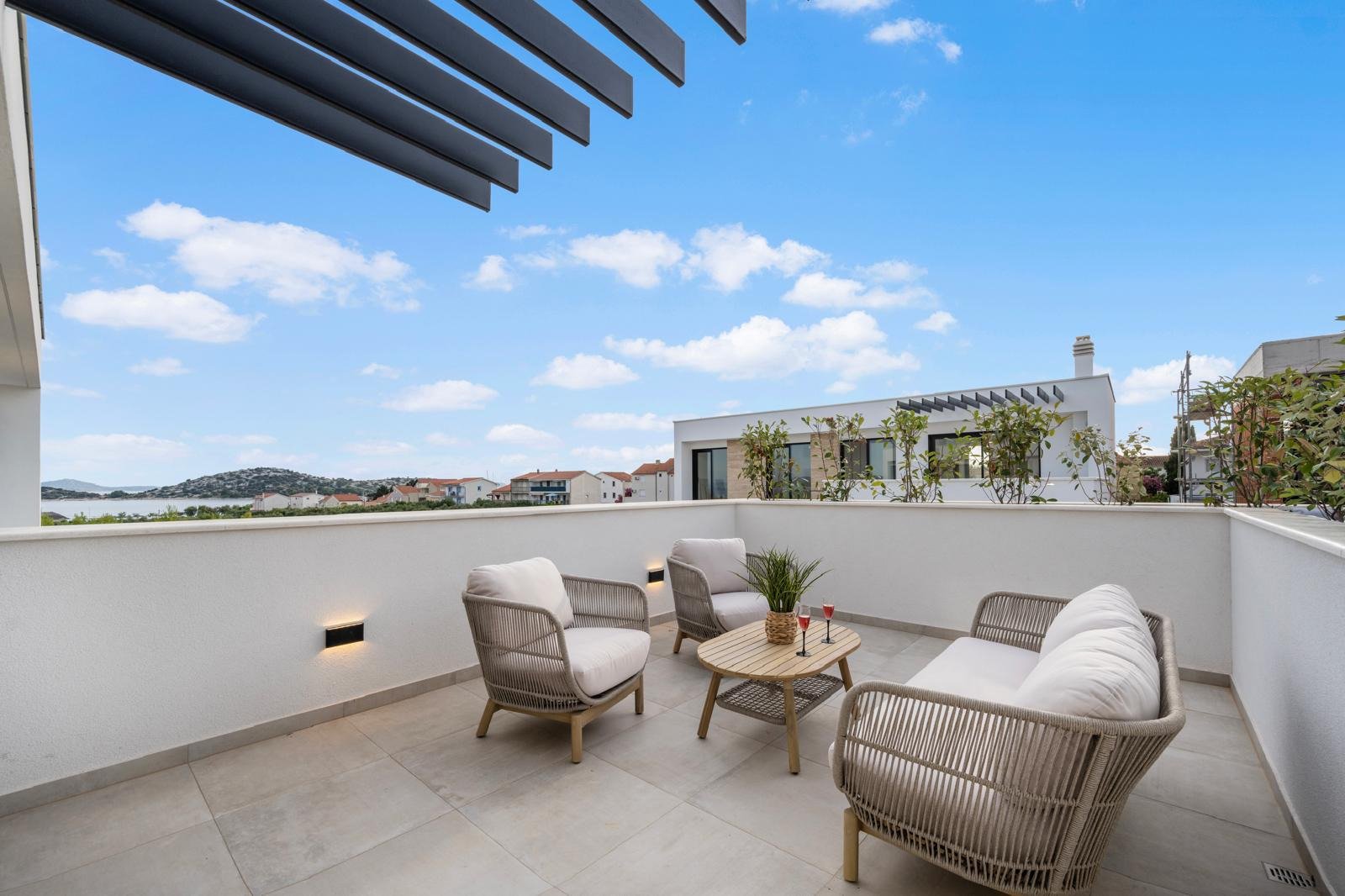 Moderne Luxusvilla mit Pool und Meerblick in Tribunj