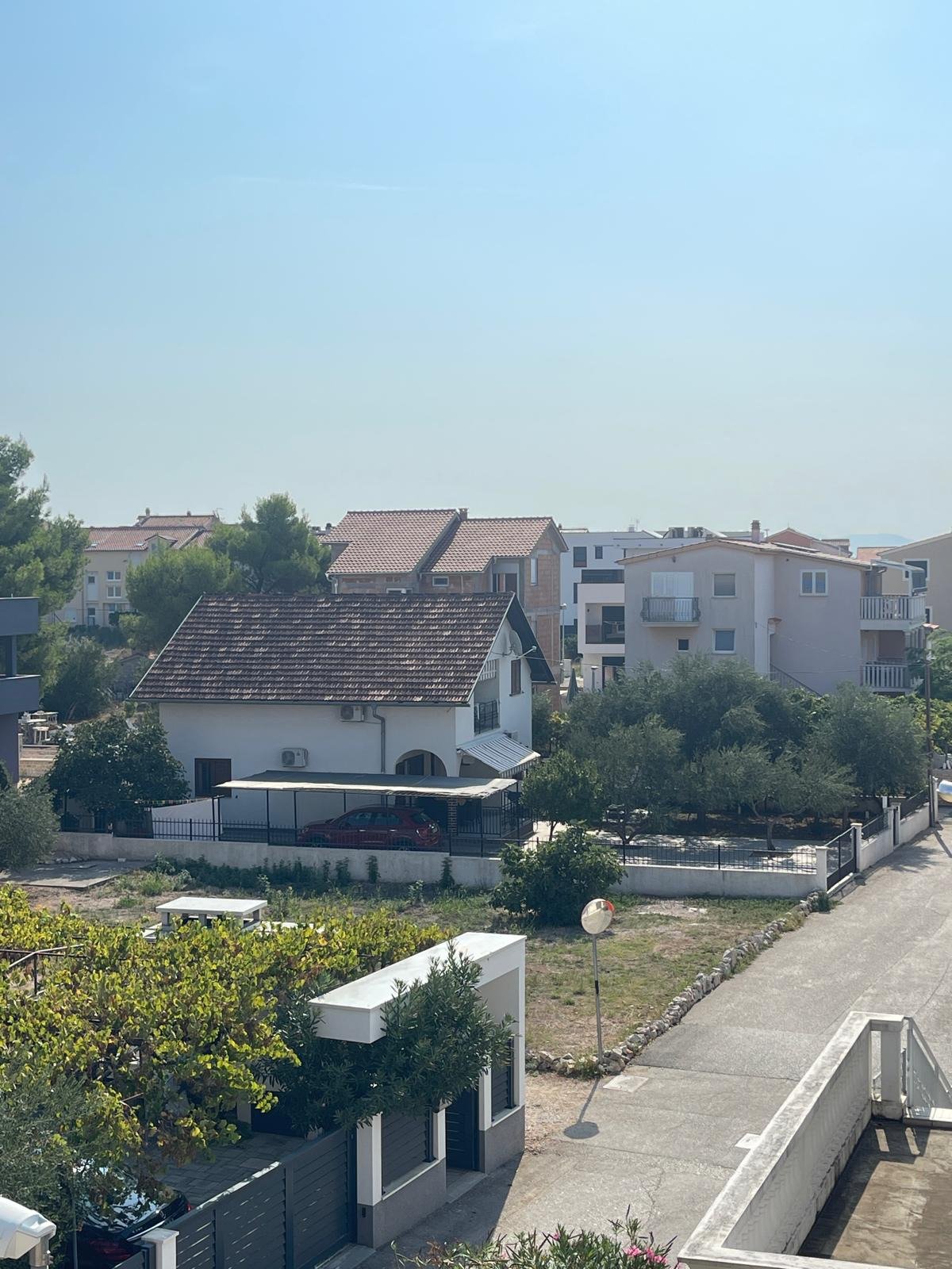 Luxuriös möbliertes Apartment mit vier Schlafzimmern und Terrasse, 700 Meter vom Strand in Vodice entfernt