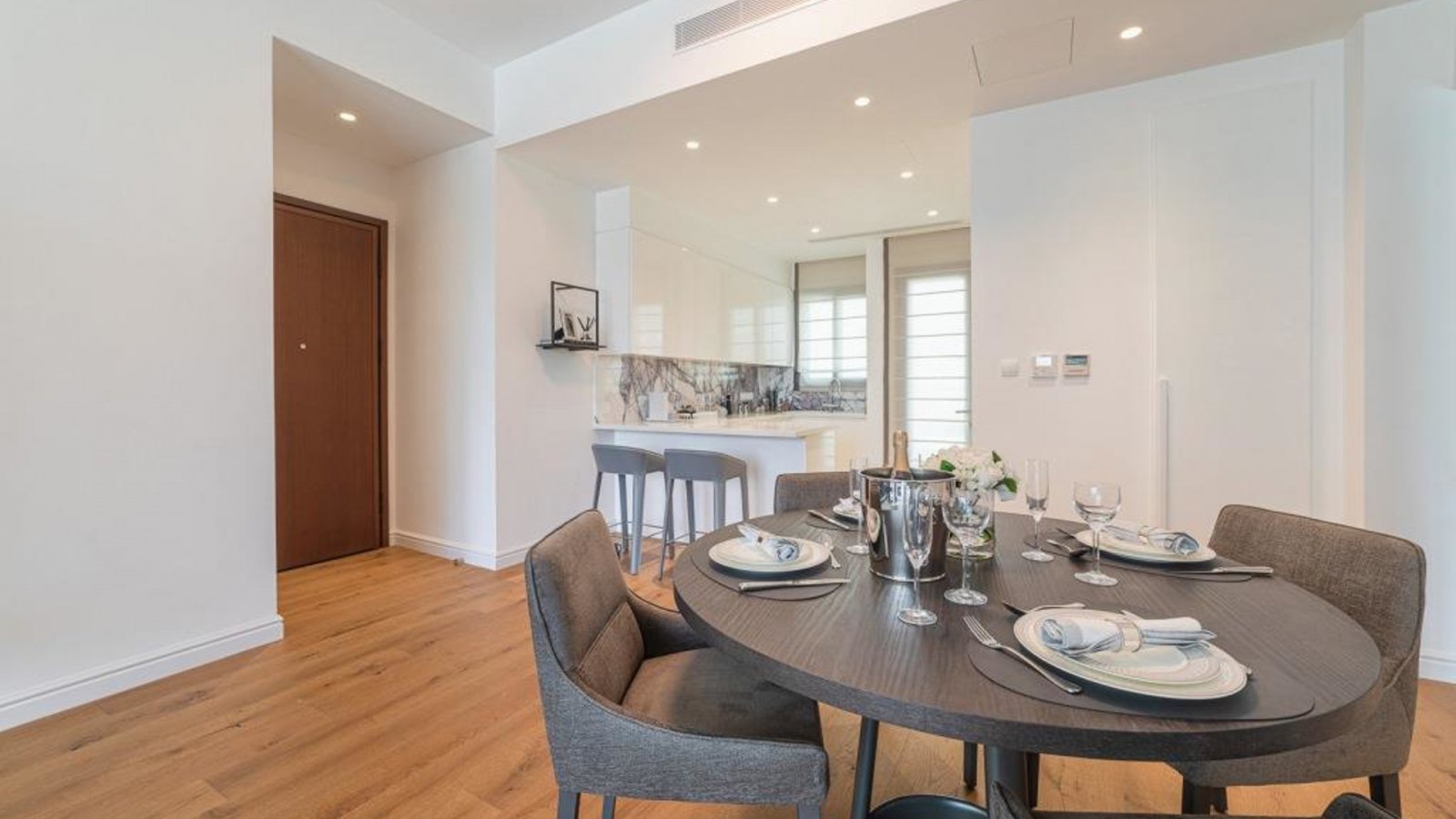 Modernes Apartment mit zwei Schlafzimmern → in Strand- und Zentrumsnähe, mit Panoramablick aufs Meer → Paphos