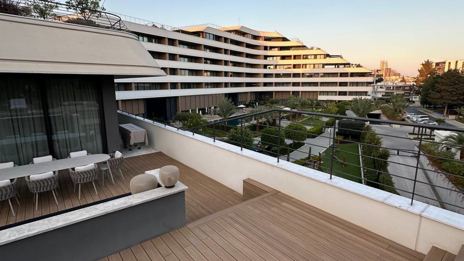 Stilvolles Apartment mit vier Schlafzimmern, nur wenige Schritte vom Strand (Potamos Germasogeia) in Limassol entfernt