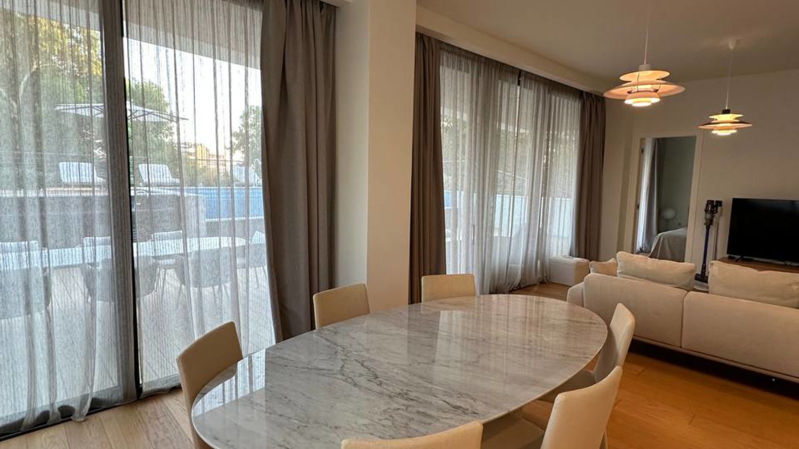 Stilvolles Apartment mit vier Schlafzimmern, nur wenige Schritte vom Strand (Potamos Germasogeia) in Limassol entfernt