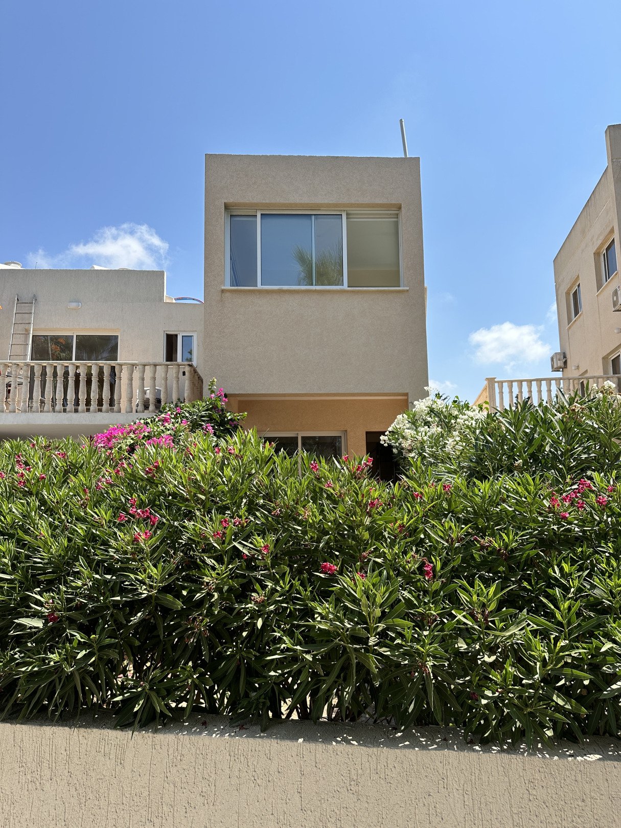 Moderne Villa mit 3 Schlafzimmern, 400 m vom Strand entfernt, in der prestigeträchtigen Lage der Königsgräber in Paphos