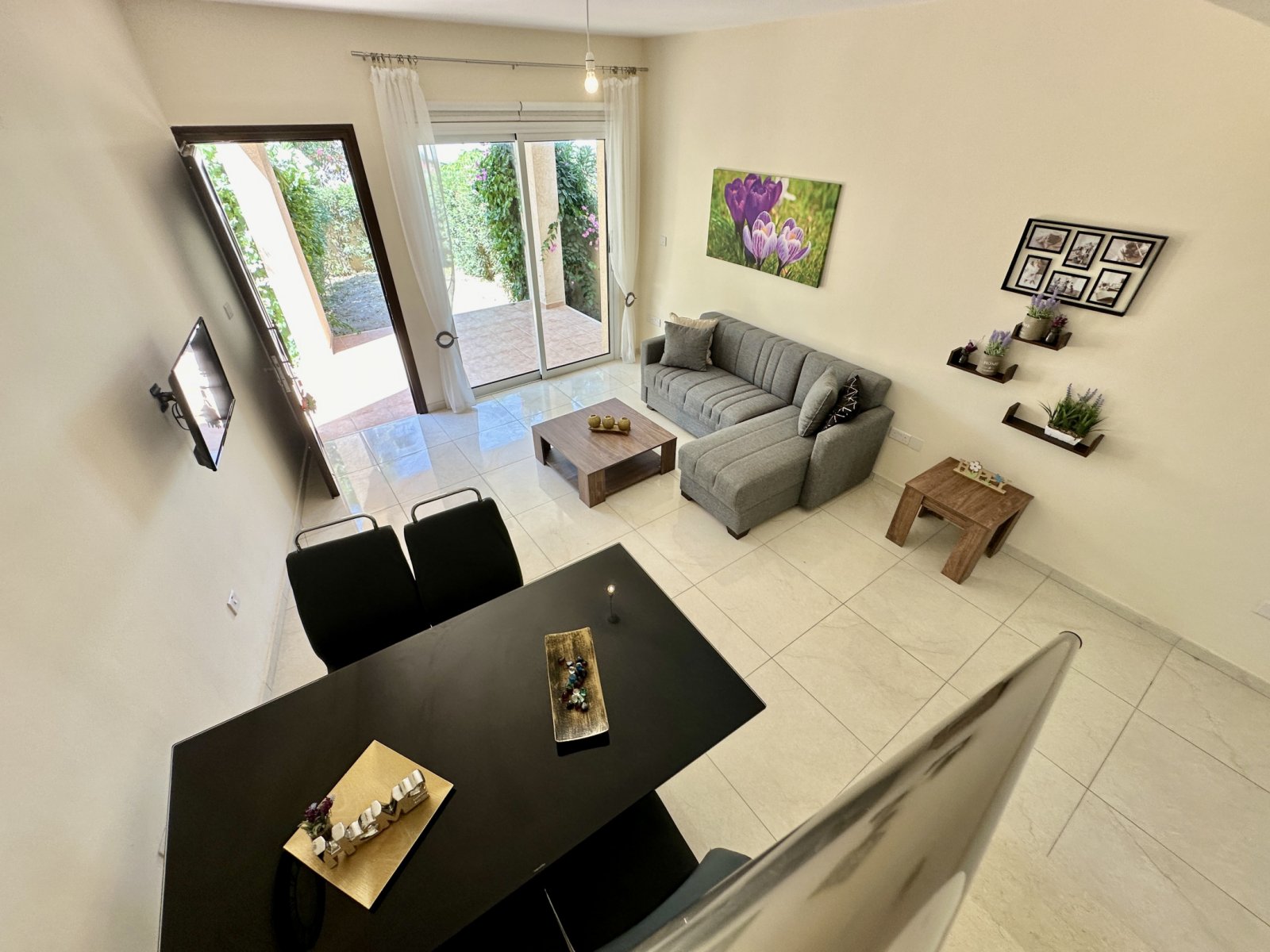 Moderne Villa mit 3 Schlafzimmern, 400 m vom Strand entfernt, in der prestigeträchtigen Lage der Königsgräber in Paphos