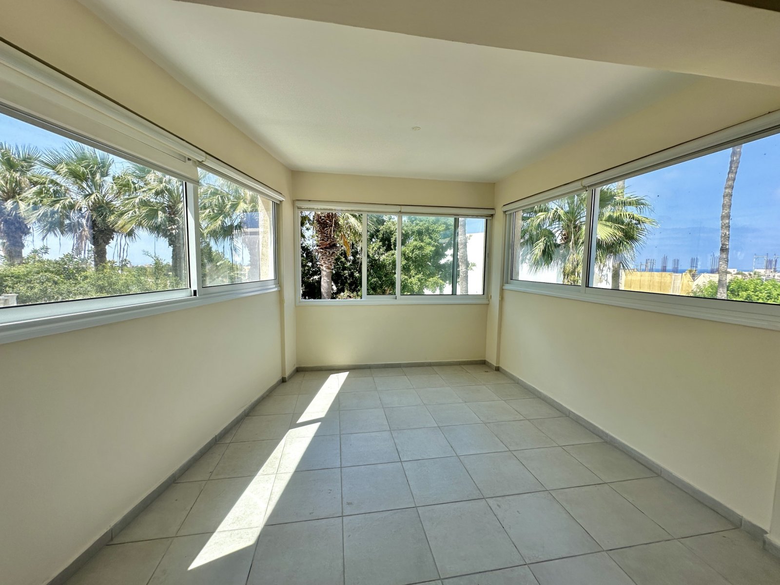 Moderne Villa mit 3 Schlafzimmern, 400 m vom Strand entfernt, in der prestigeträchtigen Lage der Königsgräber in Paphos
