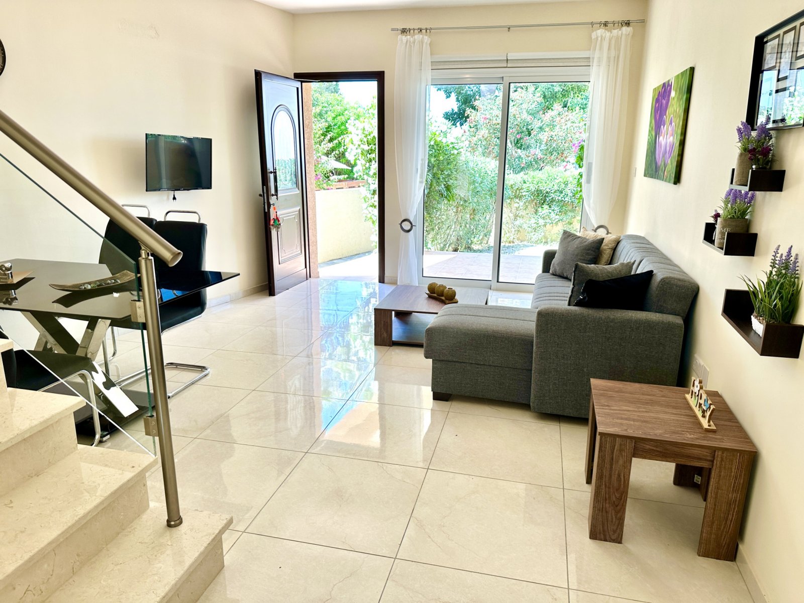 Moderne Villa mit 3 Schlafzimmern, 400 m vom Strand entfernt, in der prestigeträchtigen Lage der Königsgräber in Paphos