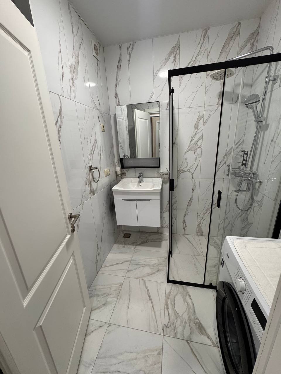 Hochwertiges Studio-Apartment mit Meerblick in Batumi, Georgia – Vollständig möbliert in einer Business-Class-Residenz nur wenige Schritte vom Strand 