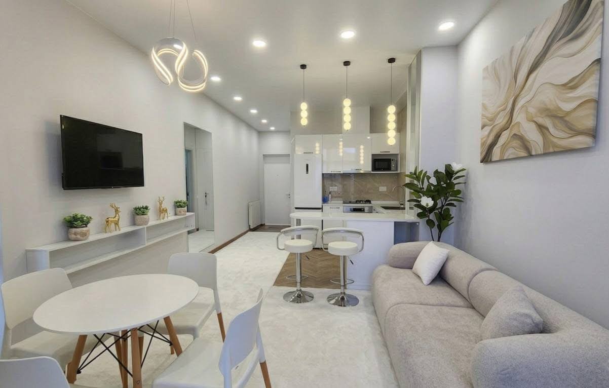 Designer-renovierte 2-Zimmer-Wohnung mit Bergblick in Batumi, Georgien – vollständig möblierte Residenz in hoher Etage