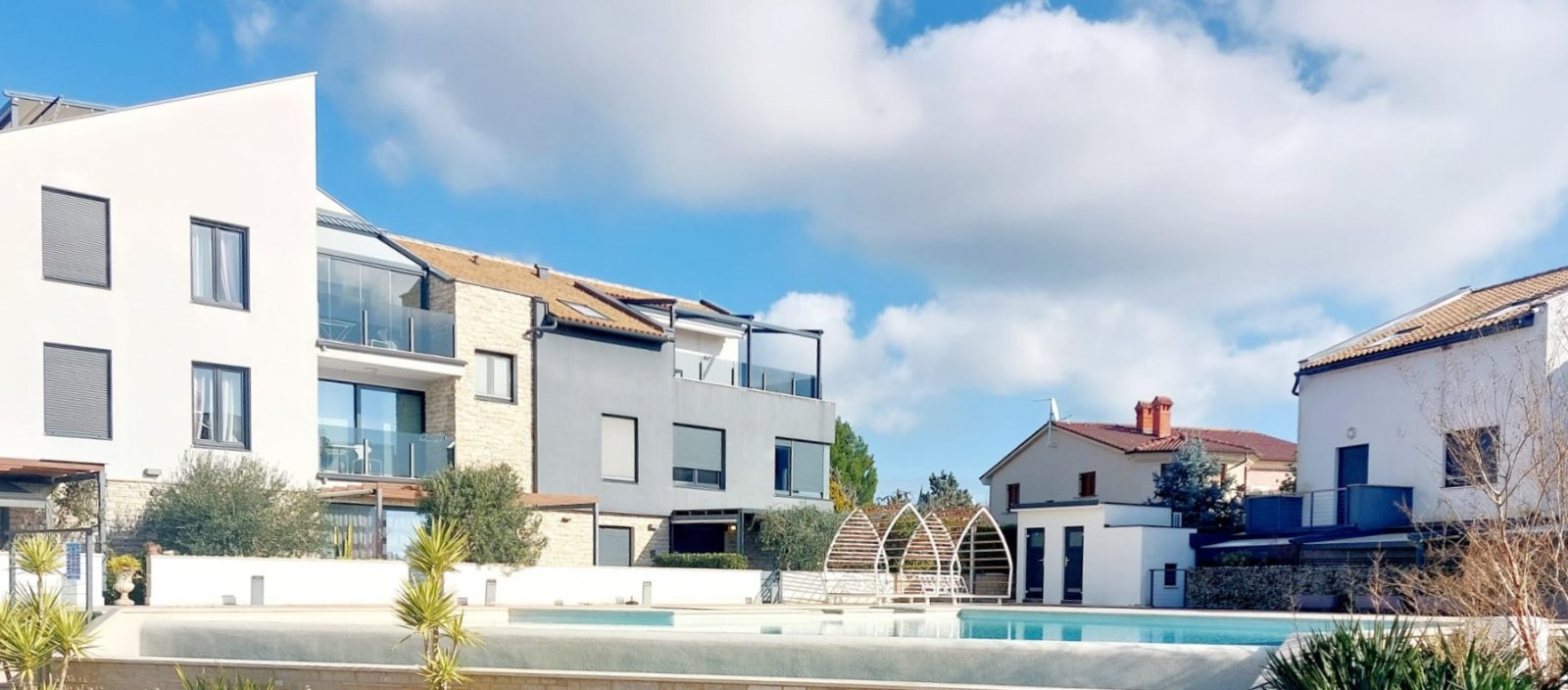Elegantes Apartment in einer geschlossenen Anlage, 100 m vom Meer entfernt, in der Nähe des Vižula-Parks, Medulin, Kroatien