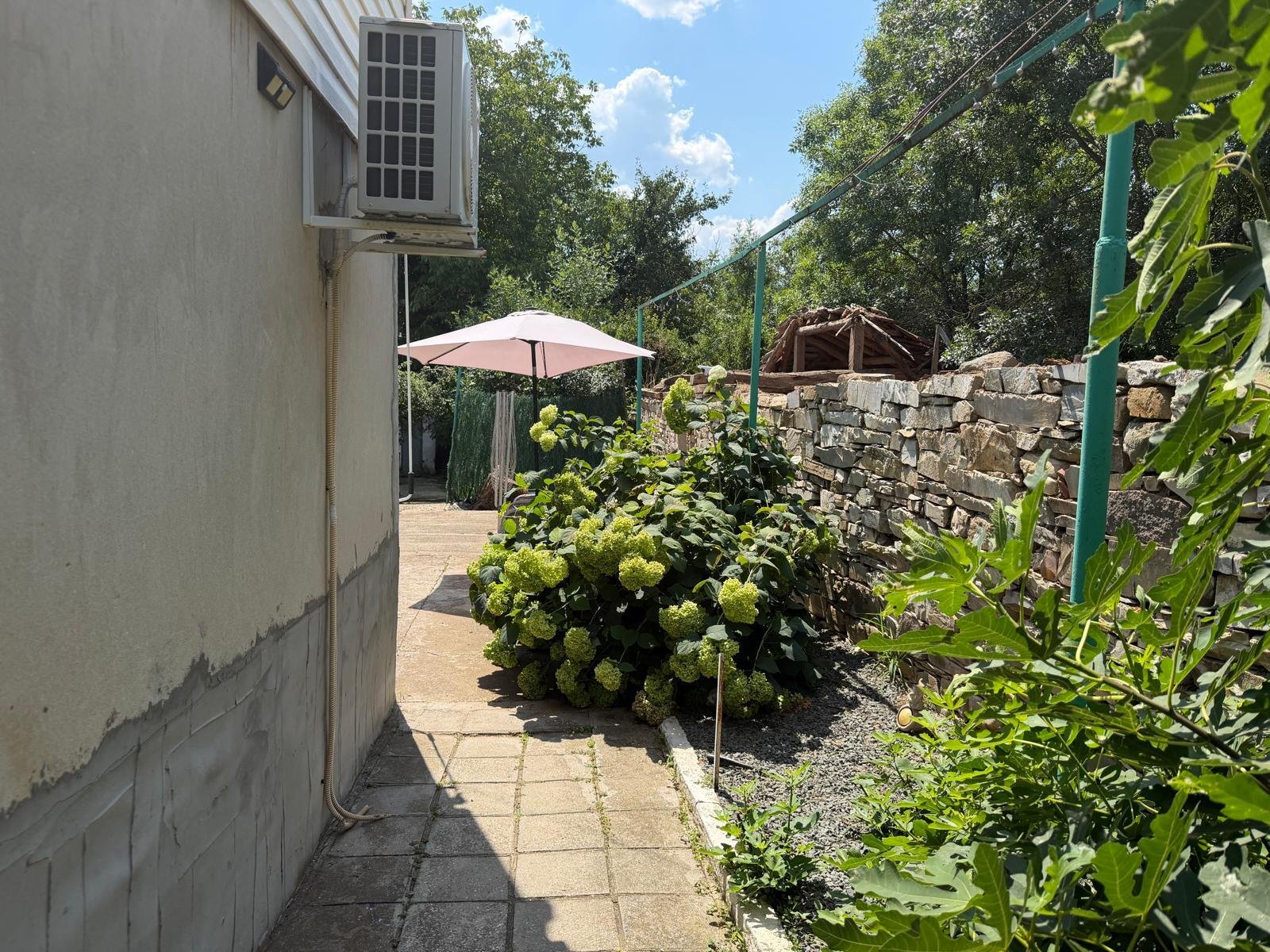 Großes 14-Zimmer-Haus mit großem Grundstück in Bistrets bei Sredets, Bulgarien