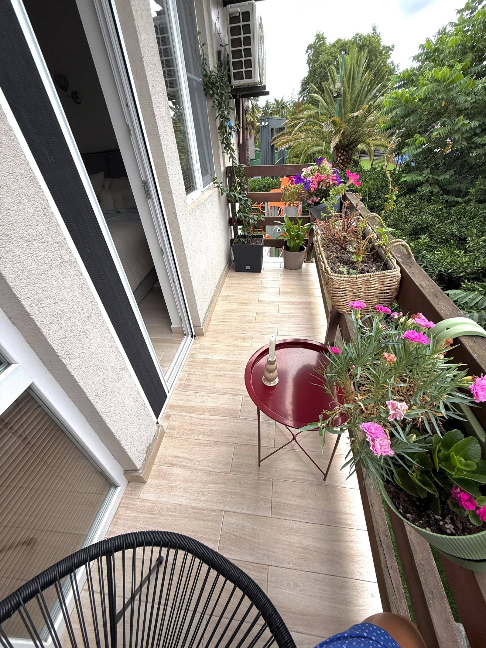Wunderschöne Zwei-Schlafzimmer-Maisonettewohnung in Batumi, Georgien – Neu renoviertes Zuhause mit privatem Garten im Polo Village