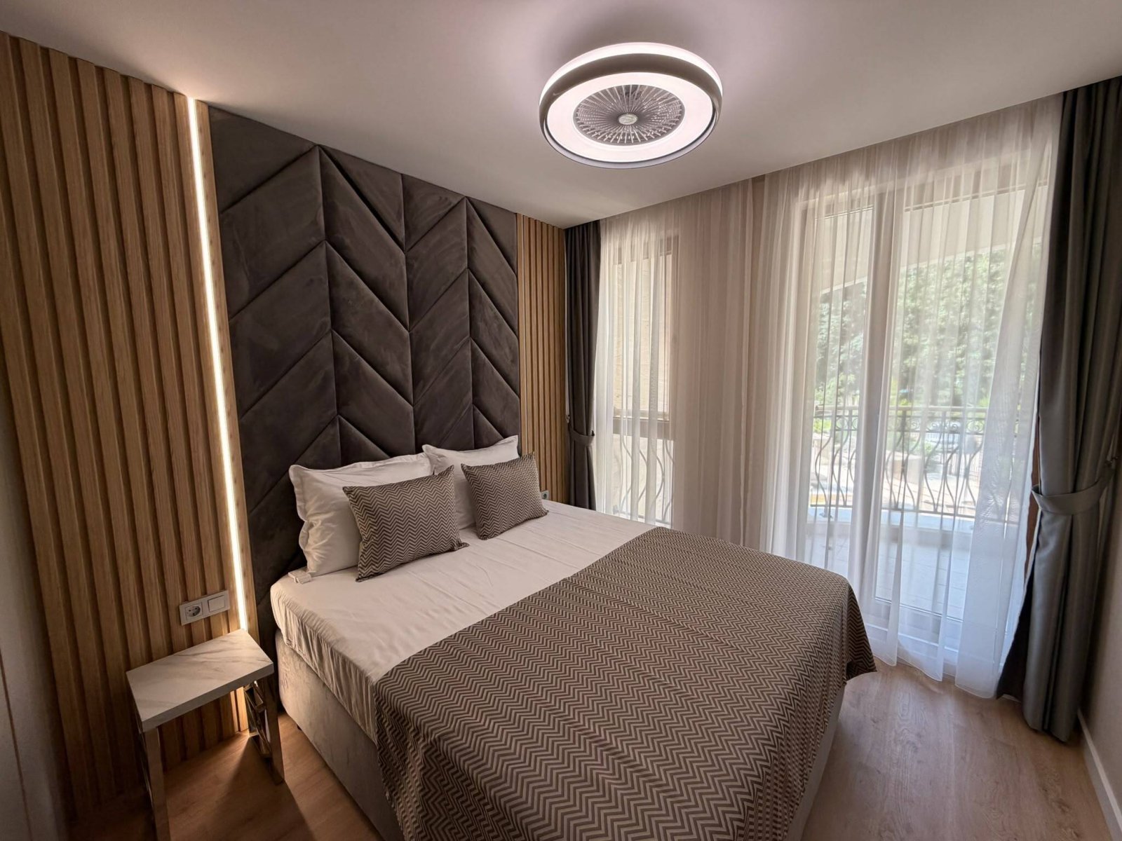 Zweizimmerwohnung mit Poolblick im Luxuskomplex Harmony Suites 16 in Sonnenstrand, Bulgarien