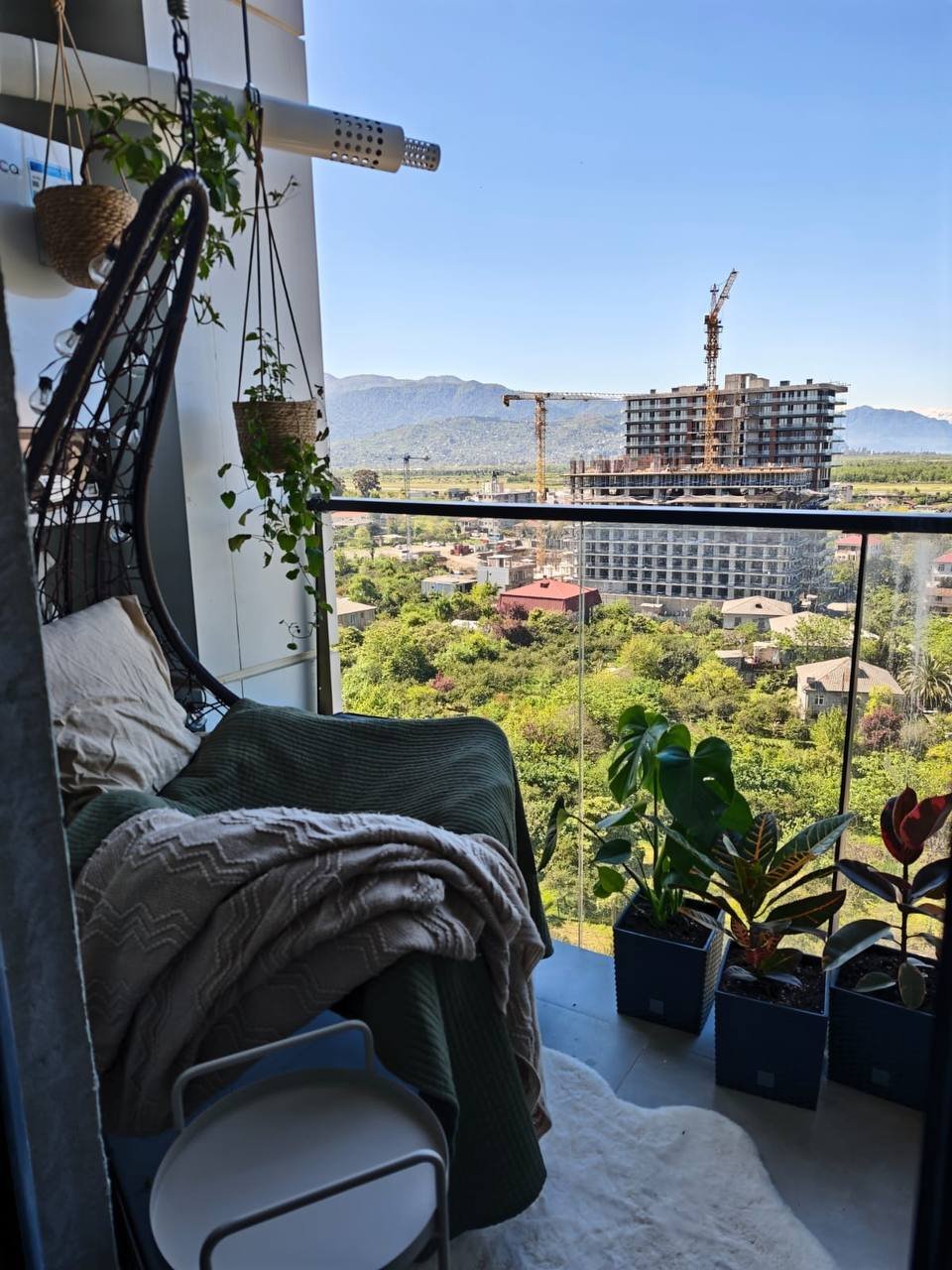 Moderne 3-Zimmer-Wohnung mit Bergblick, Batumi, Georgien – Hoch gelegene Wohnung am New Boulevard