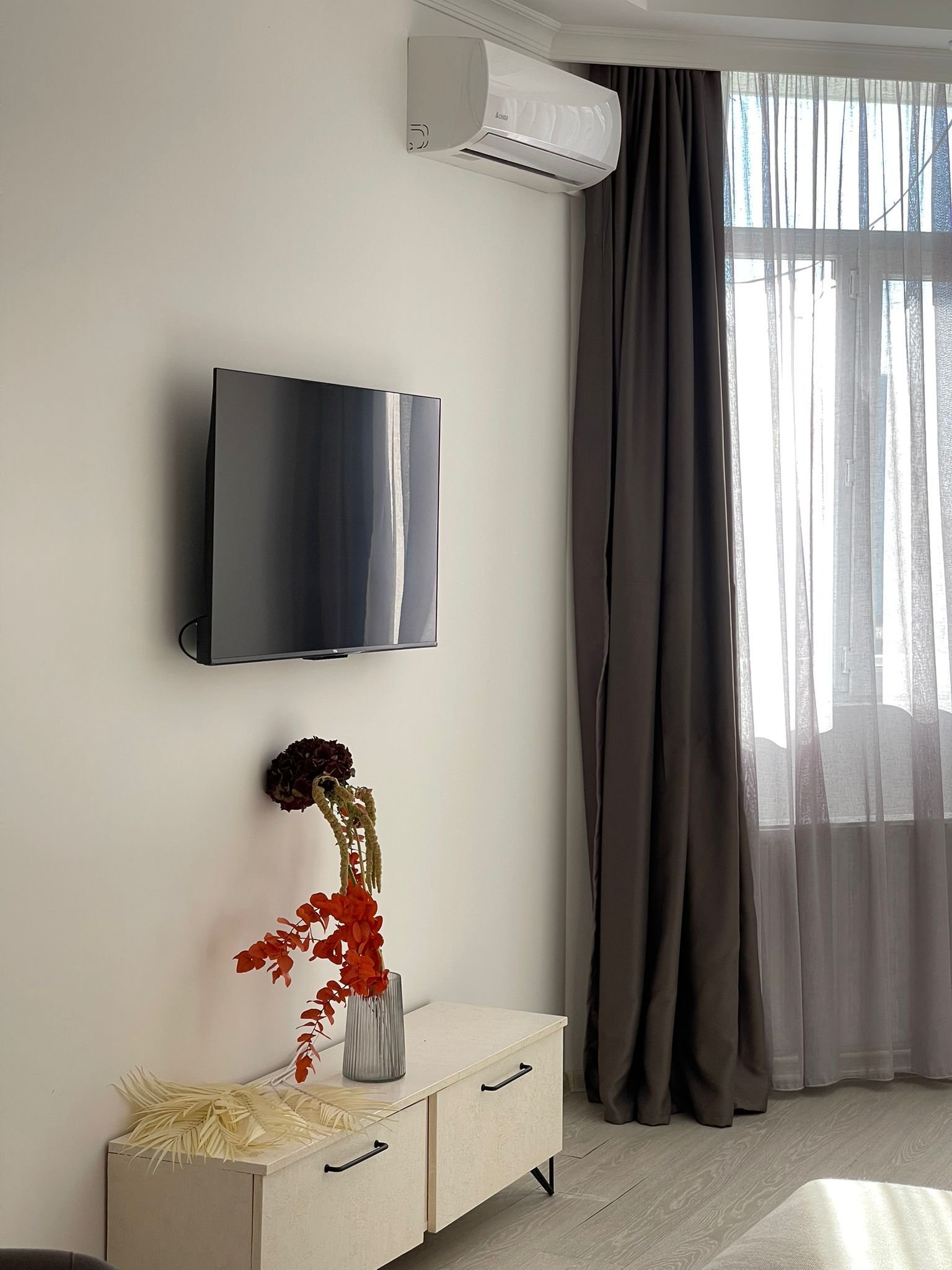Helle 2-Zimmer-Wohnung in Batumi, Georgien – Hohe Etage mit Berg- und Stadtblick