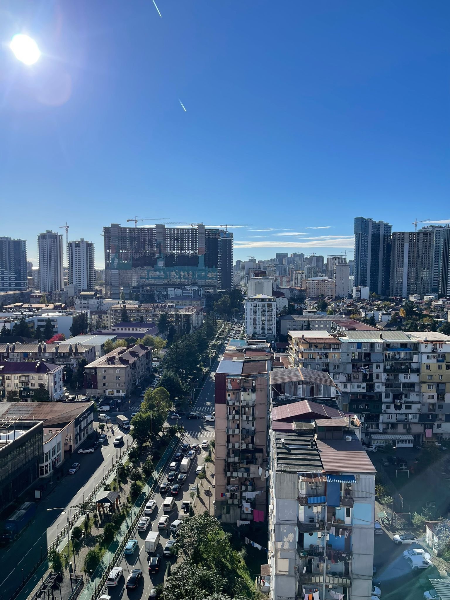 Helle 2-Zimmer-Wohnung in Batumi, Georgien – Hohe Etage mit Berg- und Stadtblick