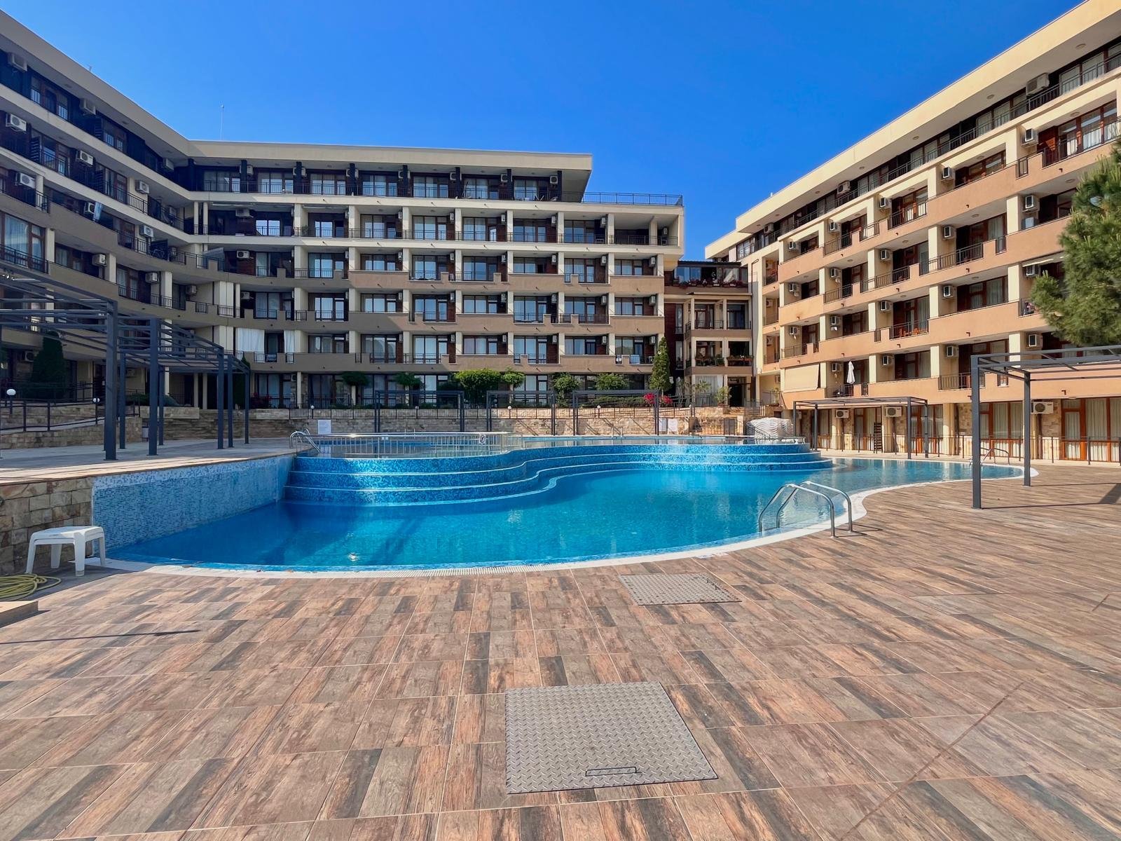 Geräumiges Apartment mit Blick auf den Pool im Komplex Luxor, Sveti Vlas, Bulgarien.