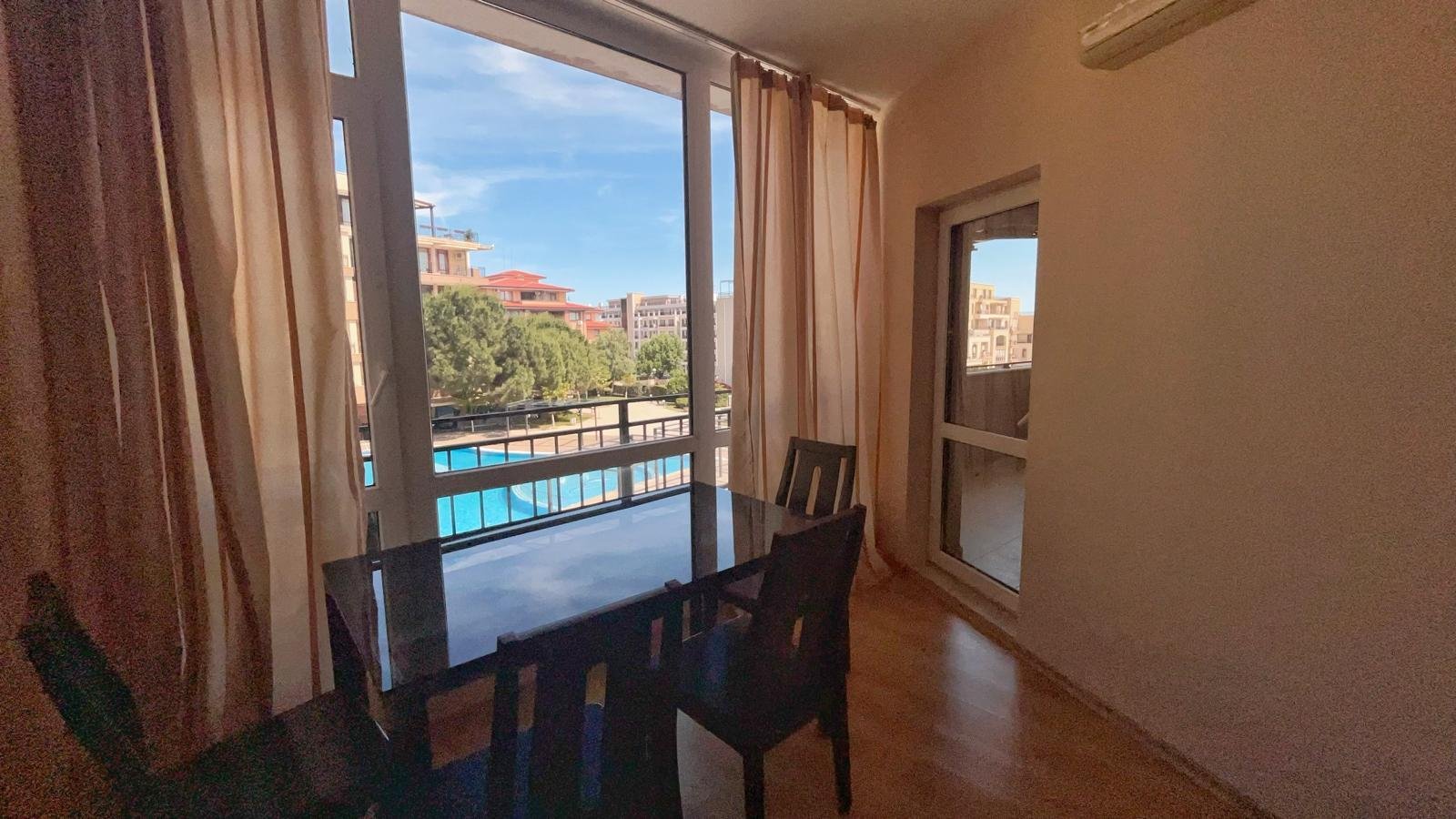 Geräumiges Apartment mit Blick auf den Pool im Komplex Luxor, Sveti Vlas, Bulgarien.
