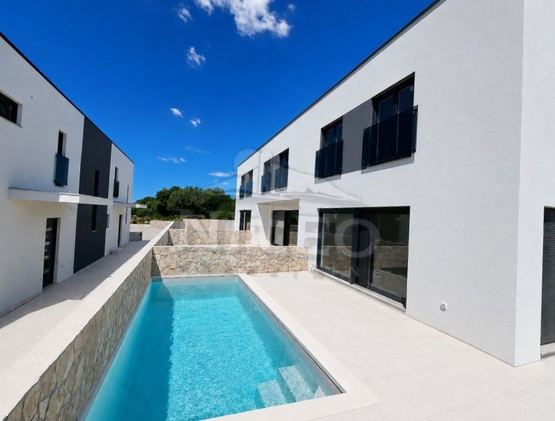 Energieautarkes Haus mit privatem Pool und Photovoltaikanlage, Mandre, Insel Pag