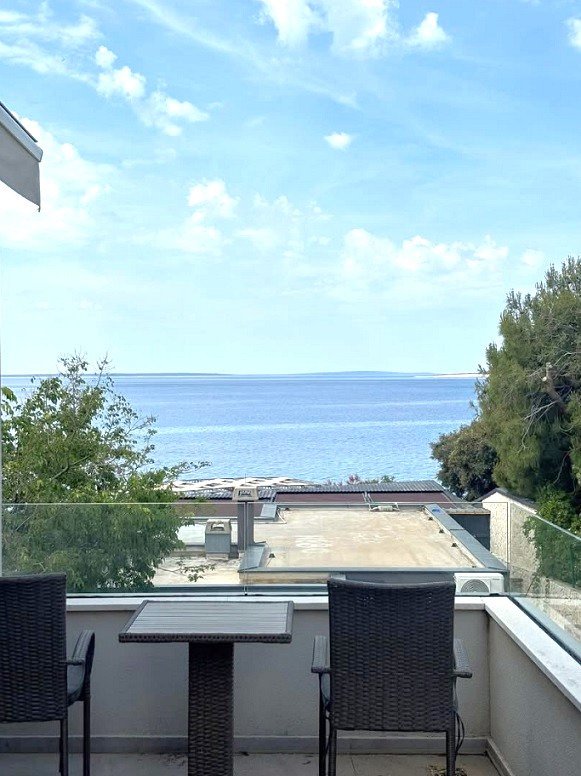 Geräumige Wohnung mit drei Schlafzimmern und Terrasse, 50 m vom Meer entfernt, Mandre, Insel Pag