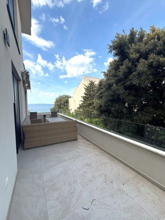 Geräumige Wohnung mit drei Schlafzimmern und Terrasse, 50 m vom Meer entfernt, Mandre, Insel Pag