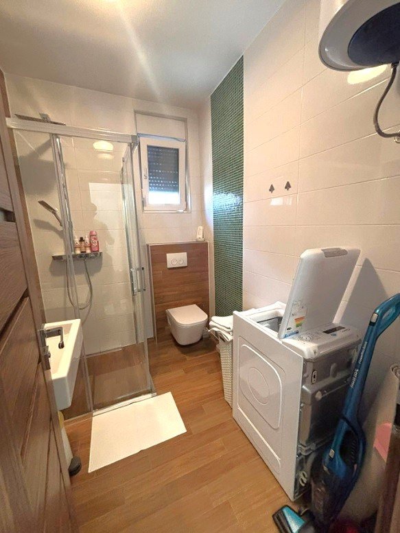 Geräumige Wohnung mit drei Schlafzimmern und Terrasse, 50 m vom Meer entfernt, Mandre, Insel Pag