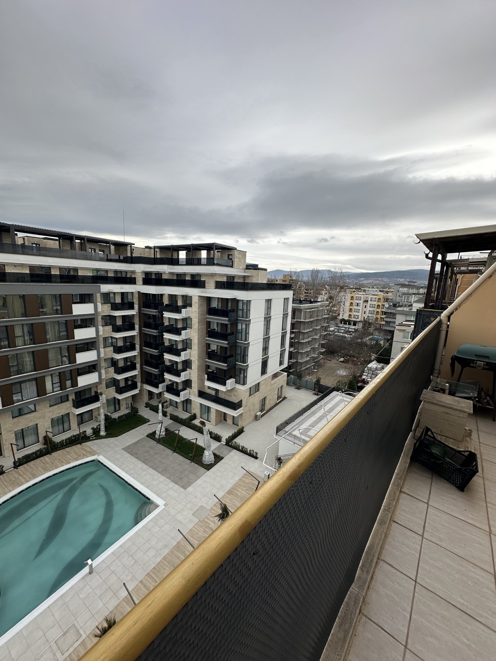 Dreizimmerwohnung mit Poolblick im exklusiven Komplex „Sweet Home 1“ in Sonnenstrand, Bulgarien