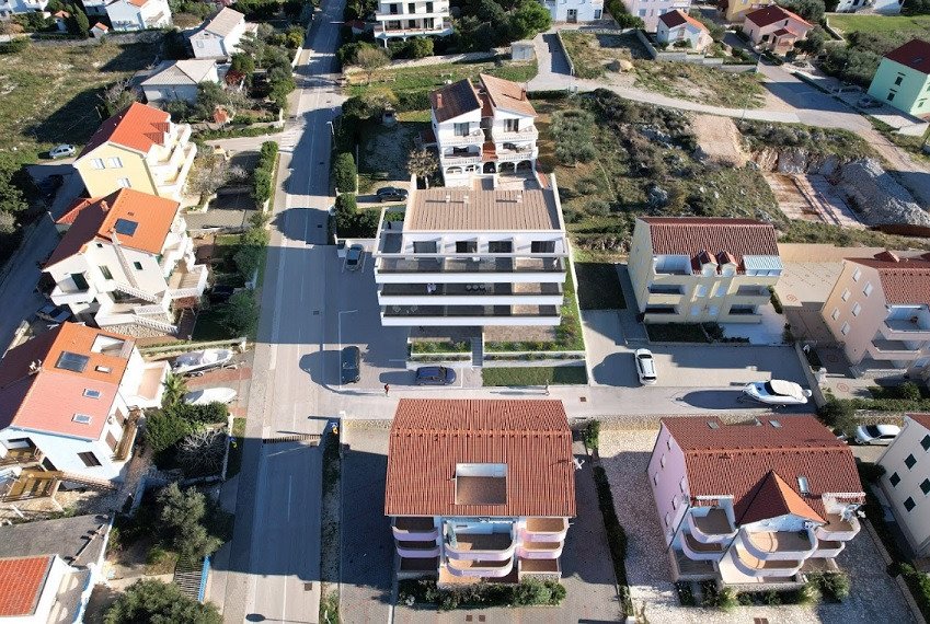 Großzügige Maisonette-Wohnung mit Terrasse und Parkplatz, 250 m vom Meer entfernt – Povljana, Insel Pag, Kroatien