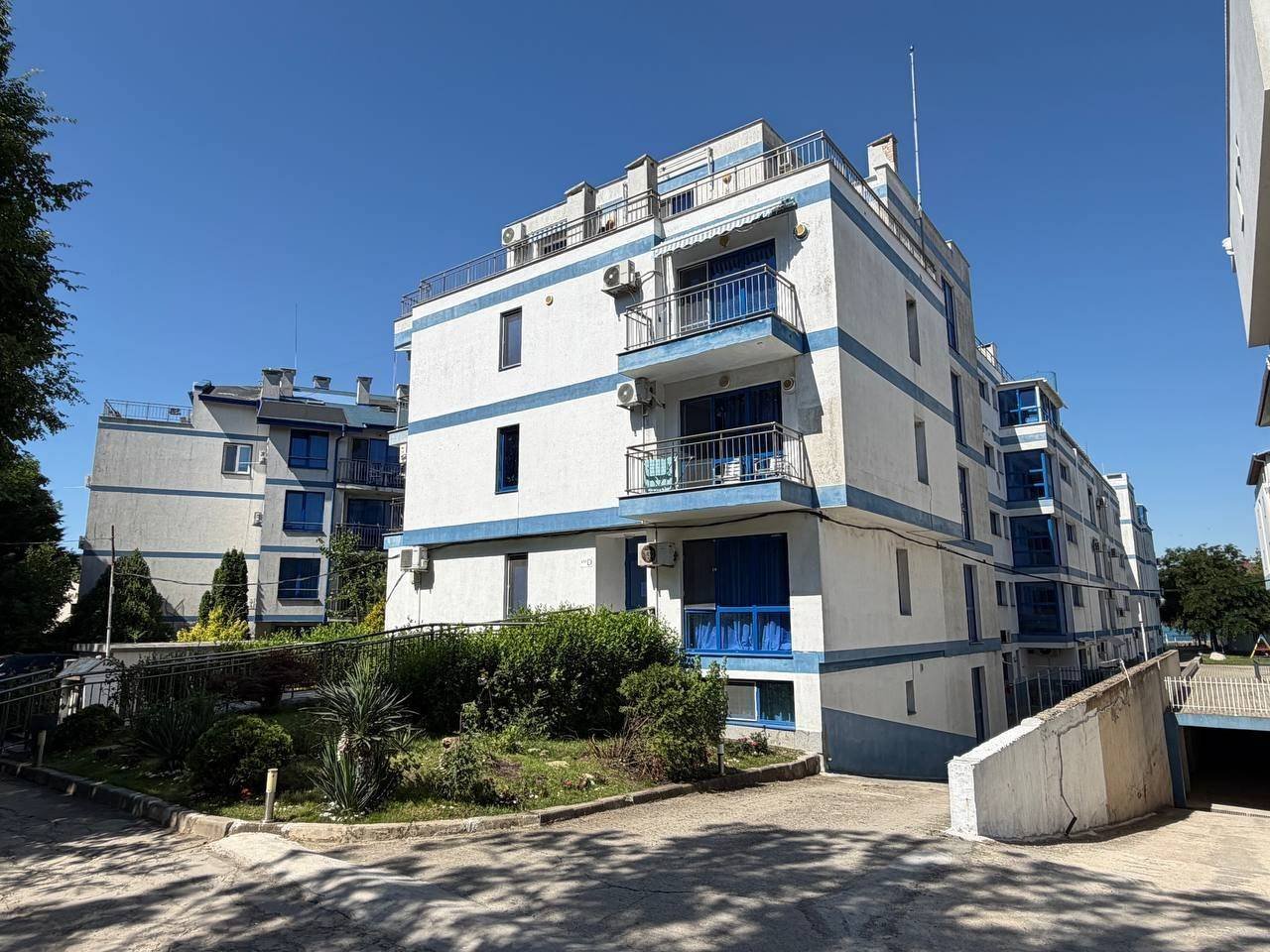 Zweizimmerwohnung mit Meer- und Poolblick im Komplex „Blue Bay Palace“ in Pomorie, Bulgarien