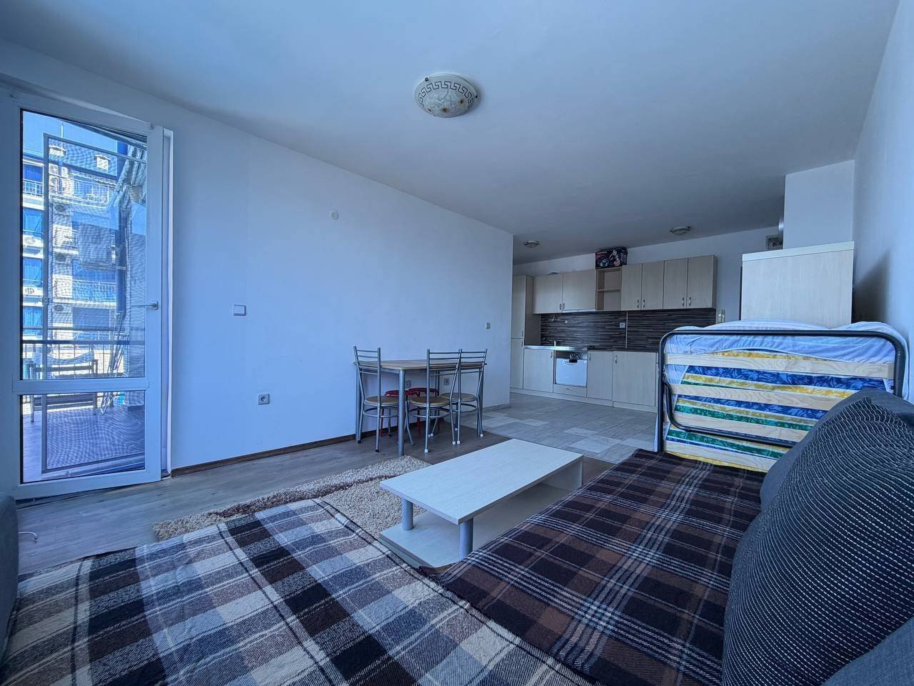 Zweizimmerwohnung mit Meer- und Poolblick im Komplex „Blue Bay Palace“ in Pomorie, Bulgarien