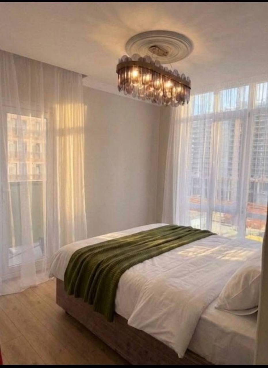 Helle 2-Schlafzimmer-Wohnung am Meer in Batumi, Georgien – Designer-Renovierung