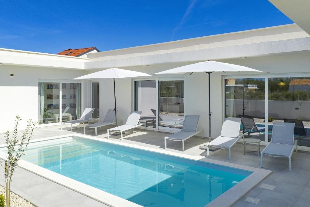 Elegante, barrierefreie Villa mit beheiztem Pool und Sommerküche, Privlaka, Kroatien