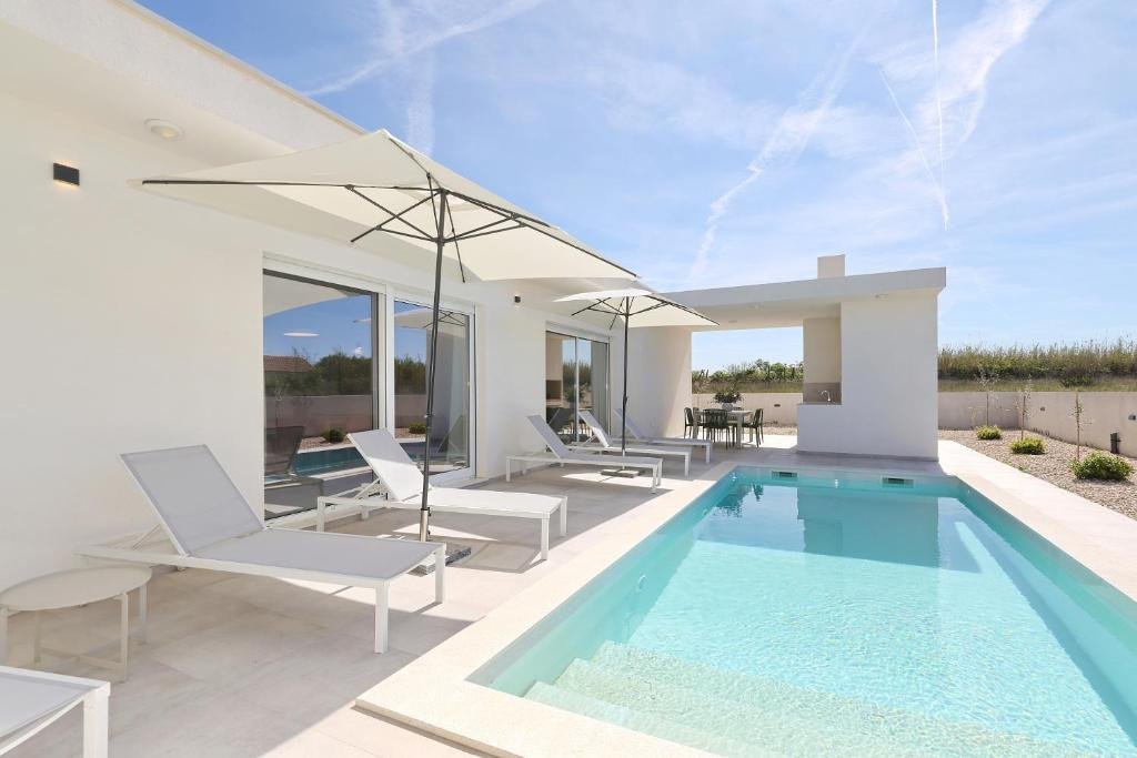 Elegante, barrierefreie Villa mit beheiztem Pool und Sommerküche, Privlaka, Kroatien