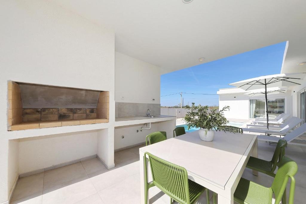 Elegante, barrierefreie Villa mit beheiztem Pool und Sommerküche, Privlaka, Kroatien