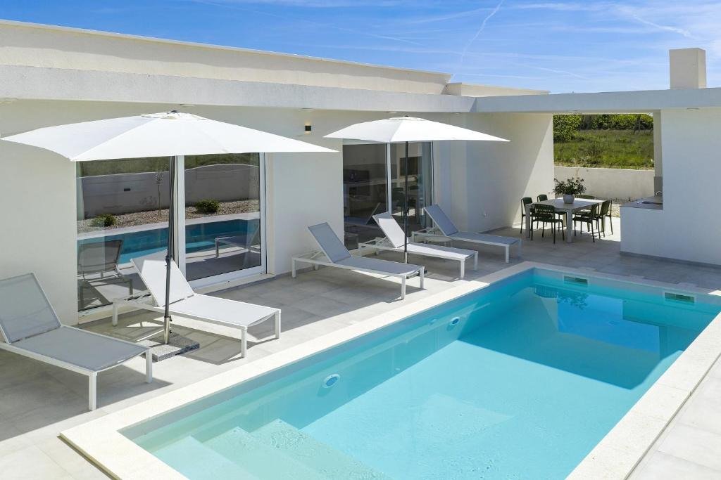 Elegante, barrierefreie Villa mit beheiztem Pool und Sommerküche, Privlaka, Kroatien