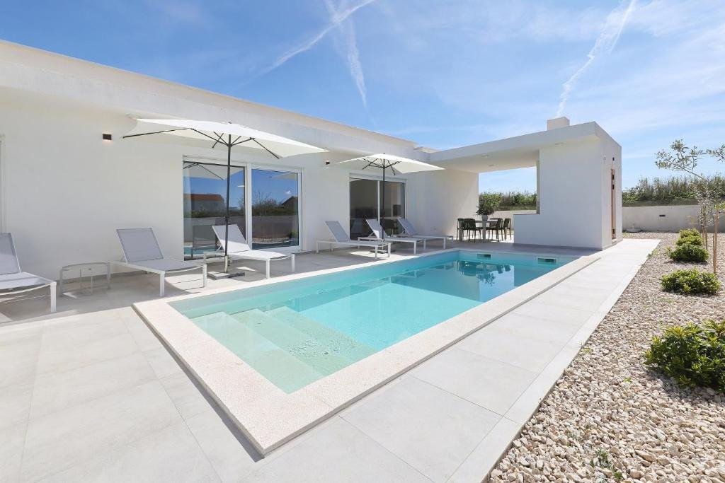 Elegante, barrierefreie Villa mit beheiztem Pool und Sommerküche, Privlaka, Kroatien