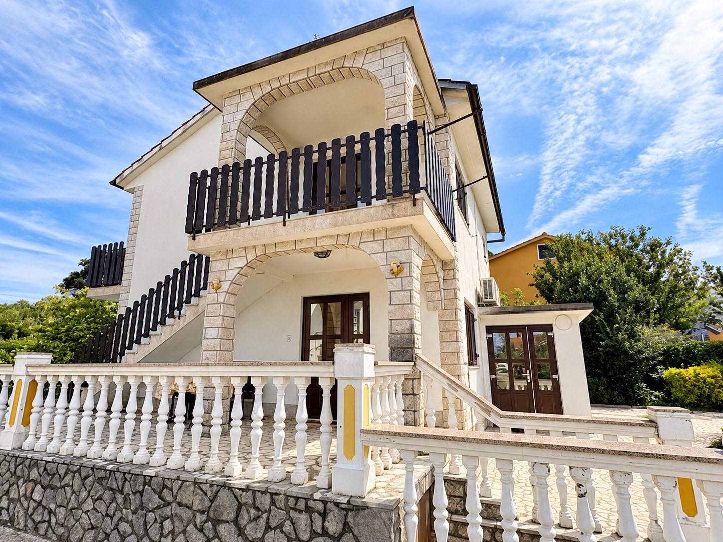 KRK, Sveti Vid-Miholjice: Großzügiges Haus mit zwei Apartments und Meerblick, Malinska, Kroatien KRK, Sveti Vid-Miholjice: Großzügiges Haus mit zwei Apartments und Meerblick, Malinska, Kroatien