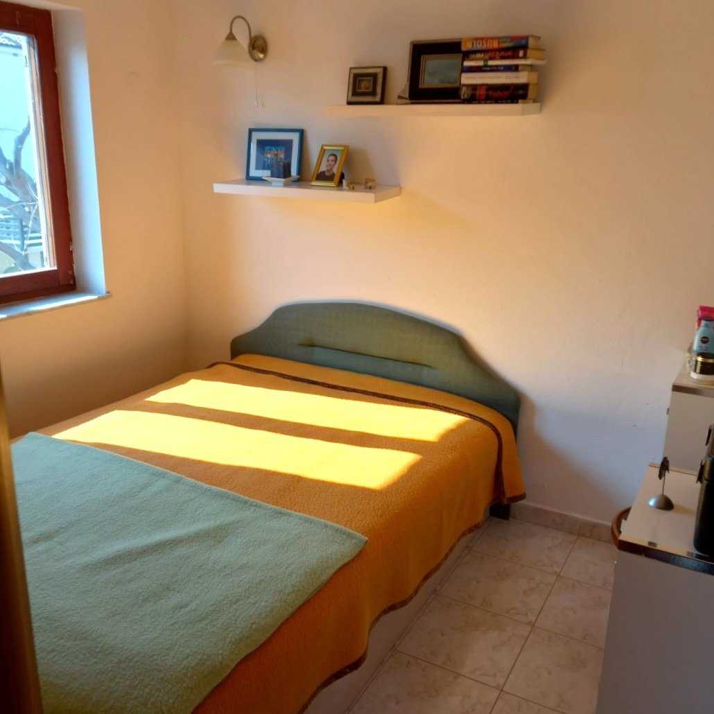 Gut gepflegtes Haus mit zwei Wohneinheiten, 300 m vom Strand entfernt, Sabunike, Kroatien